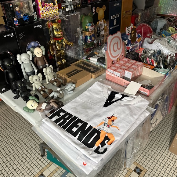 Vlone Friends Pin-Up Girl White T-Shirt - Picture 4 of 5